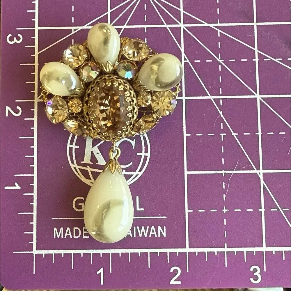 Vintage Signed Regency Beautiful Art Glass Stone Dangle Brooch Gold Tone